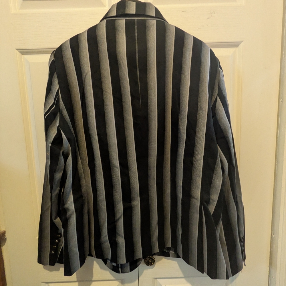 Wednesday Nevermore Academy Uniform Blazer With Embroidered Patch Size XL New - Picture 13 of 14